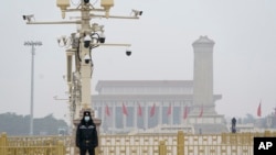 资料照:一名警察在北京天安门广场站岗执勤。(2021年3月3日)