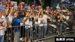 人质家属和群众在国防部营区门口前抗议。(赖素芬拍摄)