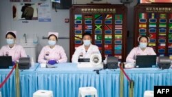 中国海军“和平方舟”号医院船停靠在南非开普敦港口,船上医疗人员等候患者。(2024年8月26日)