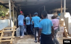 来自东非厄立特里亚(Eritrea)的难民虽然仍然没有公民身份,但他们了解哈马斯的恐怖,所以他们要跟以色列站在一起,他们的难民组织每天有人志愿轮流来帮忙清扫场地 (美国之音/赖素芬)