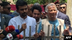 孟加拉国临时政府负责人穆罕默德·尤努斯(右)对媒体讲话。(2024年8月10日)