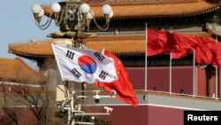 韩国与中国国旗在北京天安门广场飘扬。(2017年12月15日)