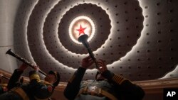 中国军乐团在北京人大会堂内演奏。(2024年3月11日)