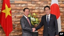 日本首相岸田文雄(右)在东京会晤到访的越南国家主席武文赏(Vo Van Thuong)。(2023年11月27日)