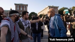 2023年10月12日,纽约,哥伦比亚大学举行抗议活动,亲巴勒斯坦示威者阻止了一名亲以色列示威者。(美联社)