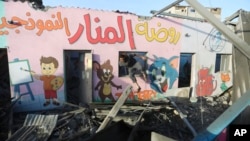 Палестинець вибирається із зруйнованої ізраїльськими обстрілами будівлі, Смуга Гази, 24 листопада 2023 року