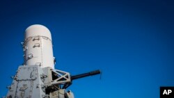 资料照片:2023年3月14日,美国海军驱逐舰“格雷夫利号 ”(USS Gravely)上安装的大炮。(美联社照片)