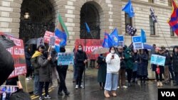 12月10日,在英国外交部前,人权组织举行抗议,呼吁国际社会关注中国人权问题。(美国之音 李伯安)