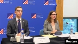 美国在台协会(AIT)主席劳拉.罗森伯格(Laura Rosenberger 右)在台北举行的记者会上发表讲话。(2024年1月16日)