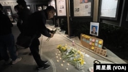 一位旧金山湾区的中国学生在悼念仪式上向李克强画像献花。(周星晨提供)