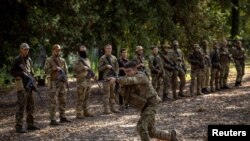 Здатність ЗСУ завдавати постійних ударів по позиціях російських окупантів і при цьому навчатись, коментатори називають важливим для успішності України в тривалій війні на виснаження. На знімку - навчання добровольців на Київщині 3 жовтня 2023 р.