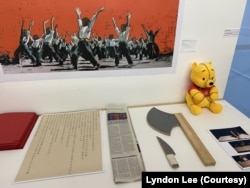 伦敦“白纸周年”艺术展上的作品。(美国之音 李伯安)