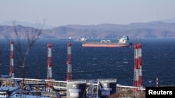 资料照片:一艘原油轮停泊在俄罗斯港口城市纳霍德卡附近纳霍德卡湾的科兹米诺石油接收站。(2022年12月4日)