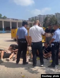 湖南长沙送气工人带着铁链示威,抗议当局的燃气改革使他们入不敷出。(抗议人士提供)