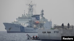 菲律宾海岸警卫队和日本海上保安厅的船只在南中国海菲律宾巴丹海岸参加菲律宾、日本和美国首次三边海岸警卫队演习,以提高搜救协作和执法水平。(资料照片:2023年6月6日)