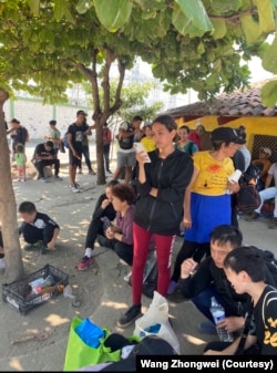 王中伟一行在走线途中（照片受访者提供）