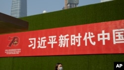 资料图 - 北京街头张贴的一条宣传习近平新时代的标语。(2019年9月27日)