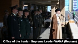 伊朗最高领导人哈梅内伊(Ayatollah Ali Khamenei)在德黑兰举行的一个武装部队军官的毕业典礼上发表讲话。(2023年10月10日)