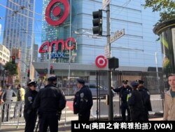 在亚太经合组织会议正式在旧金山召开的第一天,在会场附近维持秩序的警察。