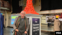 丹麦艺术家高志活(Jens Galschiøt)和他的国殇之柱在《勇气画布》人权艺术展上(美国之音/李伯安)