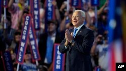 21일 미국 일리노이주 시카고의 유나이티드 센터에서 열린 민주당 전당대회에서 민주당 부통령 후보인 팀 월즈 미네소타 주지사가 당원들의 환호에 화답하고 있다.