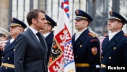 法国总统马克龙在布拉格检阅捷克共和国仪仗队。(2024年3月5日)