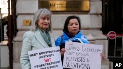 资料照片:人权活动人士海伦娜·肯尼迪(Helena Kennedy)(左)和拉希玛·马赫穆特 (Rahima Mahmut) 举着标语牌在伦敦英国外交部外面抗议,要求英国外相会晤维吾尔活动人士和幸存则。(2023年2月13日,)