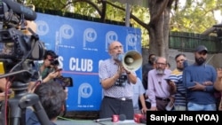 数百名记者聚集在印度首都,抗议NewsClick的记者因受到中国资助而被突袭和逮捕 (美国之音/贾尚杰)