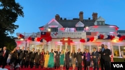 参加台湾驻美代表处举行的”庆祝中华民国112年国庆“宾客举杯祝贺。(2023年10月4日，美国之音锺辰芳拍摄)