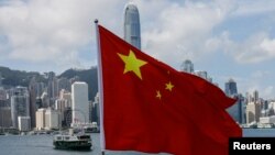 资料照:香港金融区与中国国旗