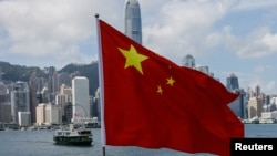 资料照:香港金融区与中国国旗