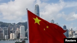 资料照片:香港金融区与中国国旗。(路透社)