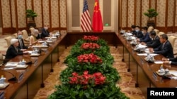 资料照片:美国财长耶伦(左)与中国副总理何立峰(右)在北京钓鱼台国宾馆举行会谈(2023年7月8日)