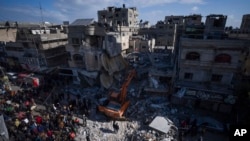 အစ္စရေးလေကြောင်းတိုက်ခိုက်မှုကြောင့် ပြိုကျနေတဲ့အဆောက်အဦးတွေကြားမှာ သေဆုံးသူ၊ ပိတ်မိနေသူတွေကို ရှာဖွေနေကြတဲ့ ပါလက်စတိုင်းများ။ (မတ်လ ၄၊ ၂၀၂၄)