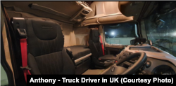 Anthony介绍英国货柜拖头内的设备,有上下格床让两位司机轮更睡觉 (图片来源:英国拖头佬脸书网页)