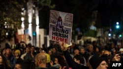 2024年1月22日,哈马斯在以色列南部发动袭击后,在以色列总理耶路撒冷官邸附近,抗议者在家人和支持者组织的集会上举着被扣押人质的图像。(法新社照片)