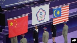 来自台湾的李洋和王齐麟赢得2024巴黎奥运会羽毛球男双金牌后,会场升起“中华台北”的旗帜。(2024年8月4日)