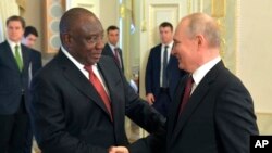 တောင်အာဖရိကသမ္မတ Cyril Ramaphosa (ဝဲ)နှင့် ရုရှားသမ္မတ Vladimir Putin(ယာ)တို့ ရုရှားနိုင်ငံ St.Petersburg မှာတွေ့ဆုံနုတ်ဆက် ဂျွန် ၁၇၊ ၂၀၂၃