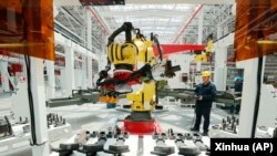 中国工人在浙江省湖州的三一集团工厂的生产线上工作。(2023年4月27日)