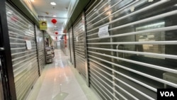 偏见书房新店选址在俗称”死场”的一个没落商场内,店主表示反映近年网购兴起后零售业的没落,商场内很多店铺已经结业,气氛相当冷清 (美国之音/汤惠芸)