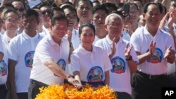 柬埔寨首相洪玛奈(前排左)在其妻子皮奇·占莫尼的陪同下,参加了中国资助的德崇富南运河的奠基仪式,并按下按钮。该运河将连接柬埔寨首都金边与南部海岸的戈公省。仪式于在柬埔寨干丹省的普列塔科村举行。(2024年8月5日)