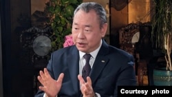 资料照片:驻美国台北经济文化代表处代表俞大㵢在华盛顿双橡园接受美联社专访。(2024年1月18日,台湾驻美代表处提供)