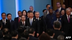 中国领导人习近平在北京人大会堂出席一带一路论坛开幕式后与与会各国领导人离开会场。(2023年10月18日)