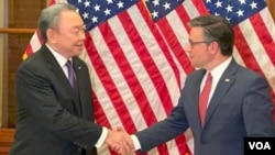 美国众议院议长麦克·约翰逊(右)与驻美国台北经济文化代表处代表俞大㵢在美国国会议长办公室会面。(2024年1月9日,美国之音锺辰芳拍摄)
