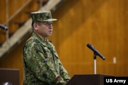 2023年12月12日日本陆上自卫队陆上总队司令竹本龙司中将在日本朝霞营举行的山樱联合军演上发表讲话(美国陆军照片)