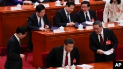 中国领导人习近平、总理李强和全国政协主席王沪宁在人大会堂进行的全国人大会议上。(2024年3月5日)