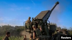 2023年7月20日,在俄罗斯入侵乌克兰期间,乌克兰军人准备在乌克兰一个未公开的地点向俄罗斯阵地开火。