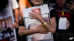 Thân nhân mang anh của những con tin Israel bị Hamas bắt giữ hôm 7/10 trong một cuộc biểu tình kêu gọi chính phủ đưa con tin về nhà