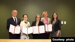 资料照片:美台官员在华盛顿附近的美国在台协会总部见证美台签署《21世纪贸易倡议》首批协定,自左至右:台湾行政院政务委员邓振中,时任台湾驻美代表萧美琴、美国在台协会执行理事蓝莺、美国副贸易代表比安奇,以及美国在台协会理事主席劳拉·罗森伯格。(2023年6月1日,台湾行政院经贸谈判办公室提供)