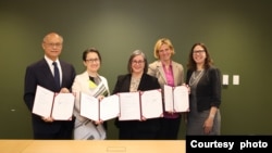 资料照片:美台官员在华盛顿附近的美国在台协会总部见证美台签署《21世纪贸易倡议》首批协定,自左至右:台湾行政院政务委员邓振中,台湾驻美代表萧美琴、美国在台协会执行理事蓝莺、美国副贸易代表比安奇,以及美国在台协会理事主席劳拉·罗森伯格。(2023年6月1日,台湾行政院经贸谈判办公室提供)